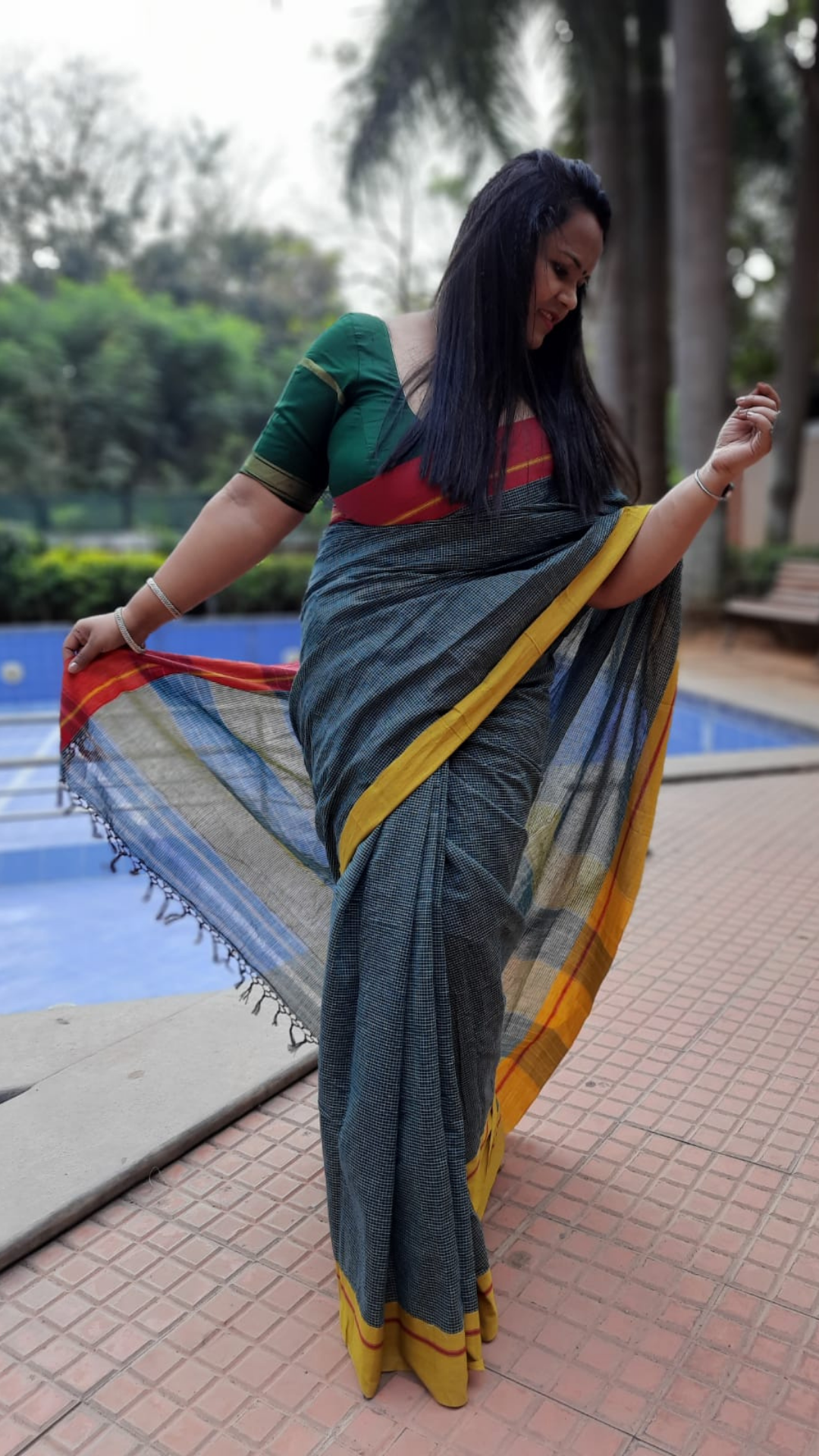 Patteda Anchu Handloom Mark Certified Pure Cotton Saree Green Colour with Contrast Border and Running Blouse-Indiehaat
