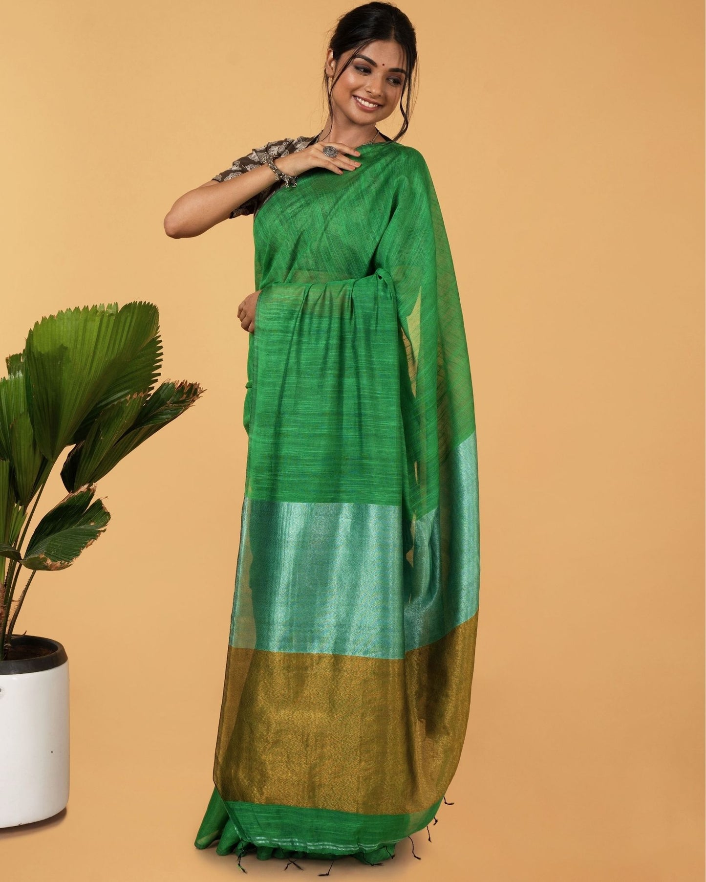 Lively Silk Linen Handdyed Green Contrast Pallu Saree