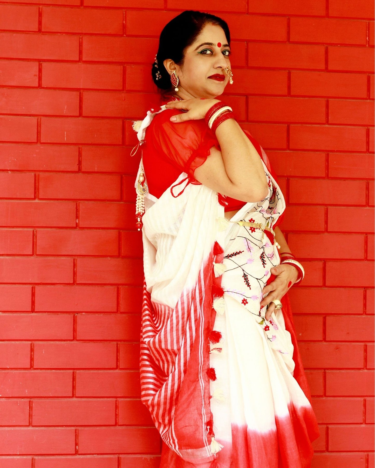 Pure Linen Handloom Saree White & Red Color Hand Embroidered with Running Blouse-Indiehaat