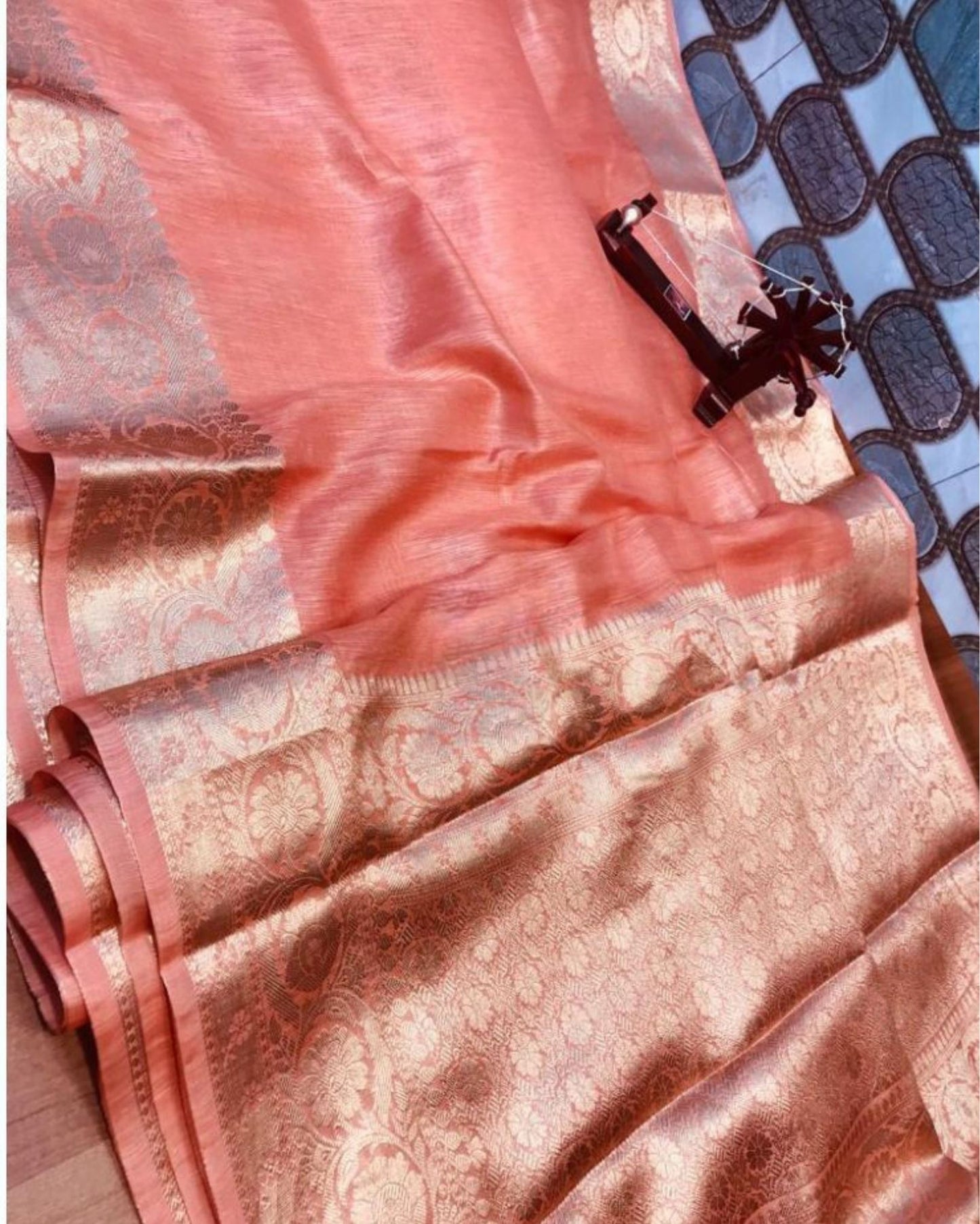 Radiating Banarasi Silk Linen Pink Handloom Saree