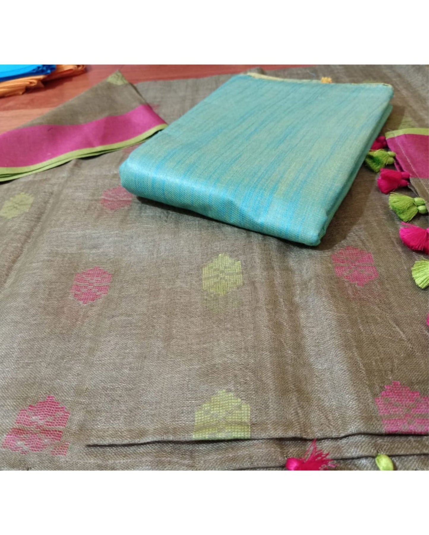 3675-Handwoven Pure Linen Green Dupatta Set with Katan Fabric Green Top